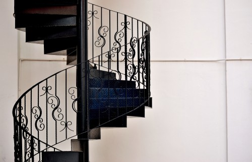 Wood Staircase Railings VS Metal Staircase Railings For Home 